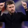 Michael Carrick memberikan instruksi di pinggir lapangan Old Trafford usai laga Manchester United