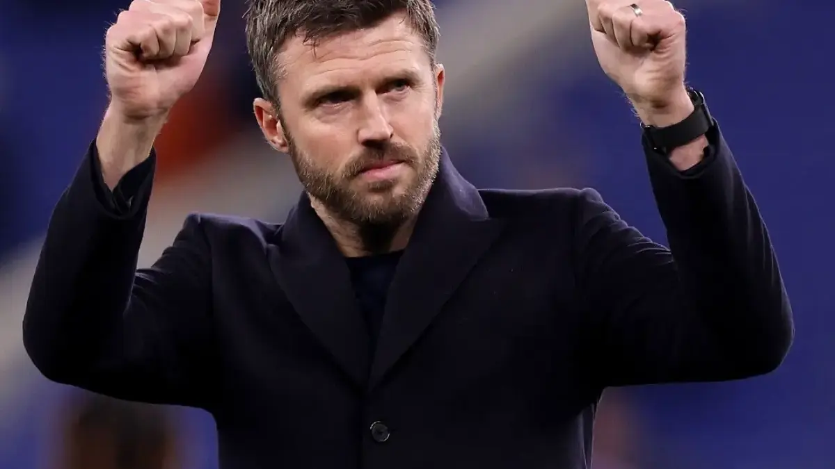 Michael Carrick Buka-bukaan soal Kebutuhan MU: Belanja 7 Pemain Agar Tak Sekadar Pelengkap di Liga Champions Michael Carrick memberikan instruksi di pinggir lapangan Old Trafford usai laga Manchester United