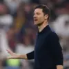 Xabi Alonso tersenyum sambil memegang syal Chelsea di Stamford Bridge usai penunjukan sebagai pelatih baru