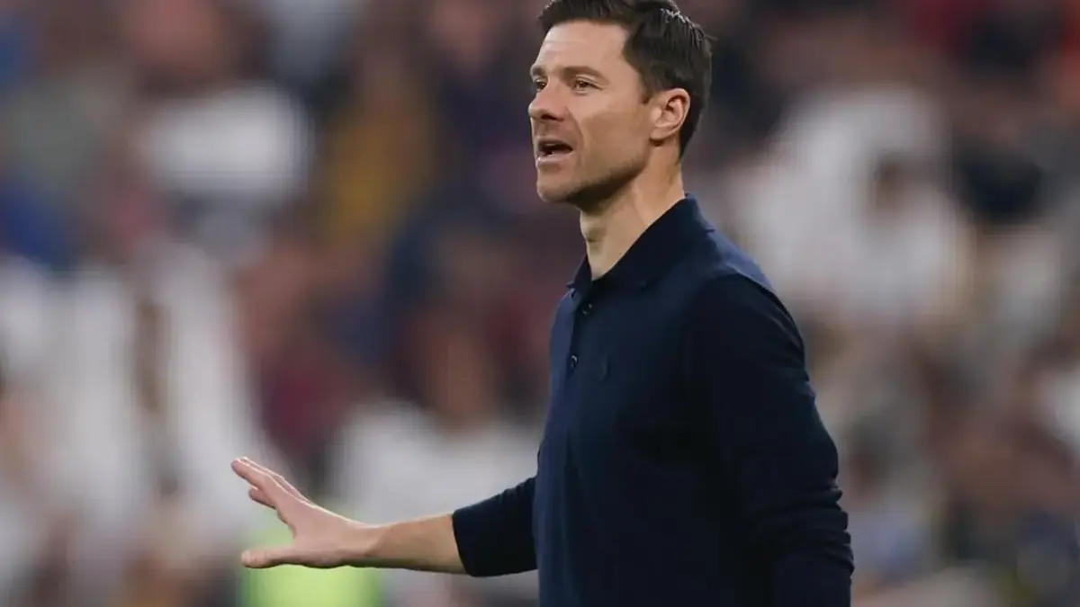 Xabi Alonso tersenyum sambil memegang syal Chelsea di Stamford Bridge usai penunjukan sebagai pelatih baru