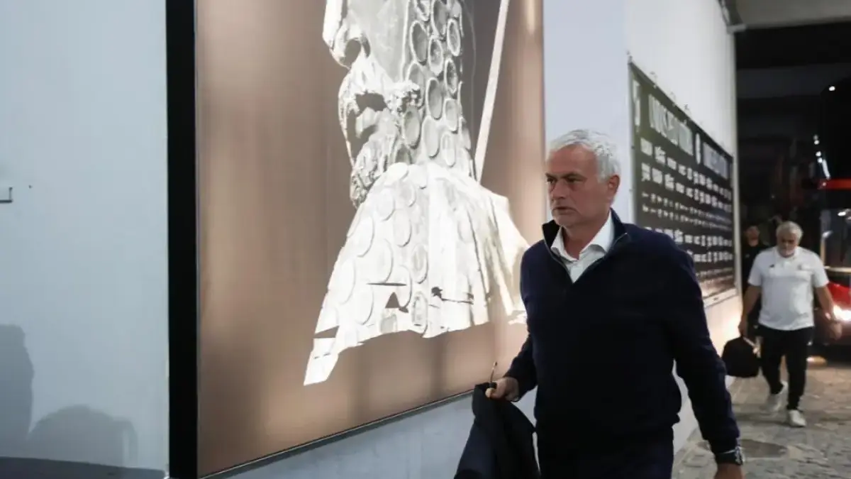 Jose Mourinho ke Real Madrid? The Special One Buka Suara: Ada Sesuatu yang Berkembang Jose Mourinho tersenyum dalam konferensi pers setelah membawa Benfica meraih kemenangan di laga terakhir Liga