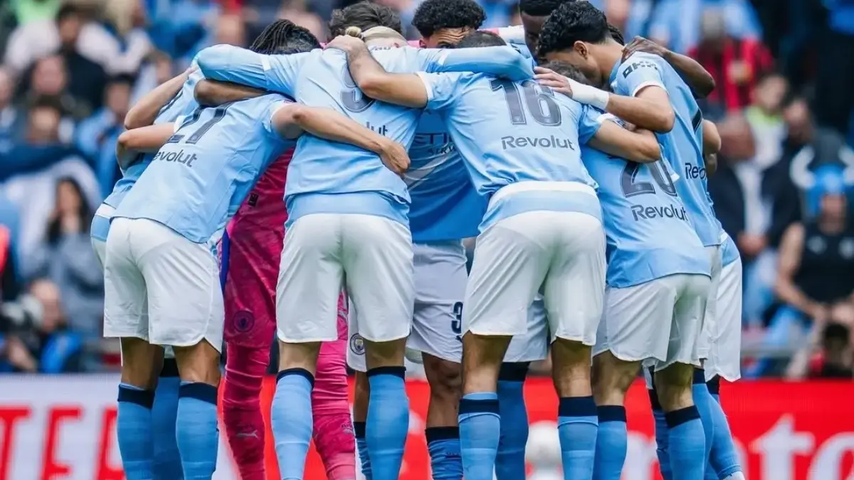 Erling Haaland merayakan gol bersama rekan setim di Manchester City dalam laga Premier League