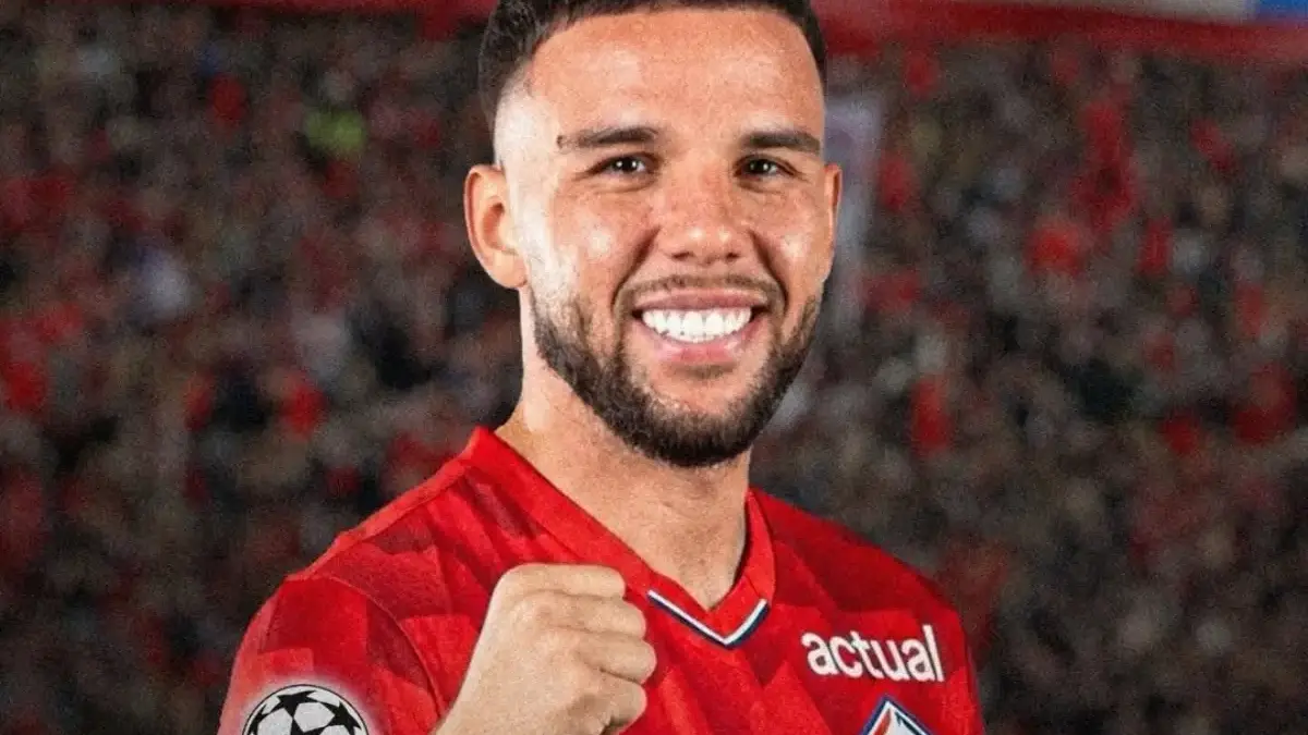 Calvin Verdonk mengenakan jersey Lille sambil tersenyum usai memastikan timnya lolos ke Liga Champions
