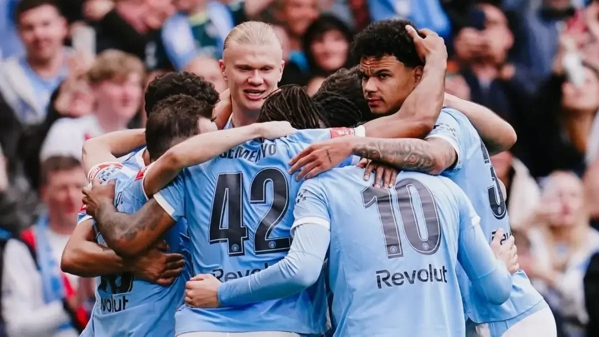 Erling Haaland merayakan gol bersama rekan setim di Manchester City dalam laga Premier League