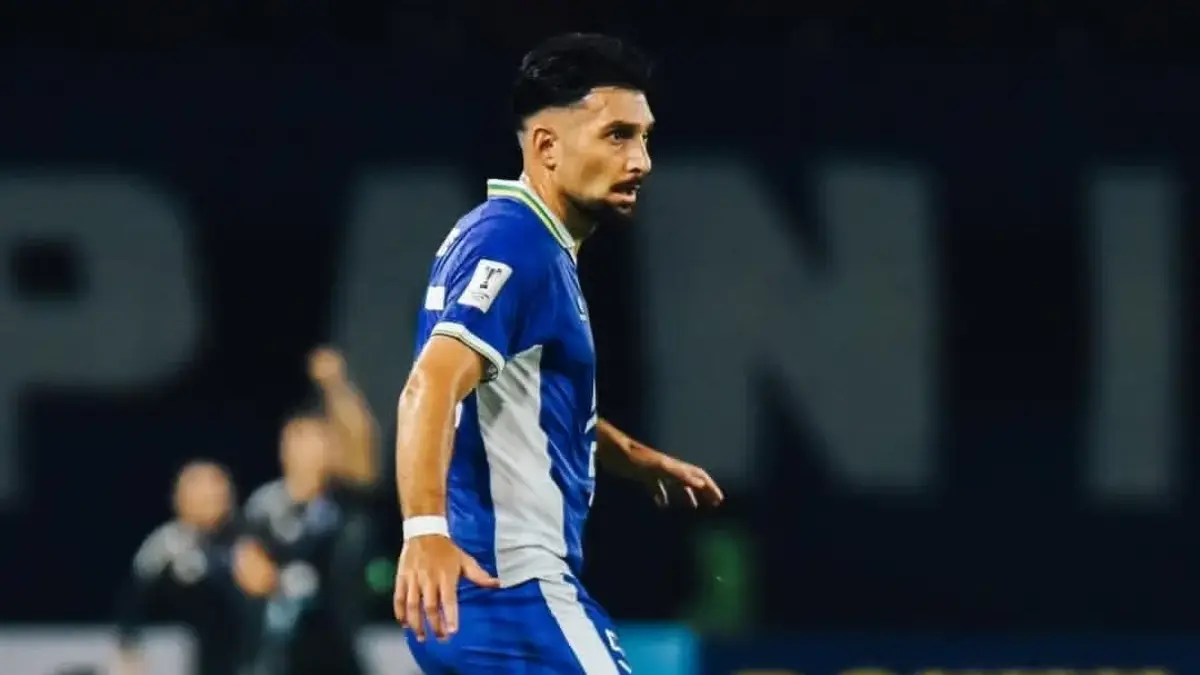 Frans Putros mengenakan jersey Persib Bandung