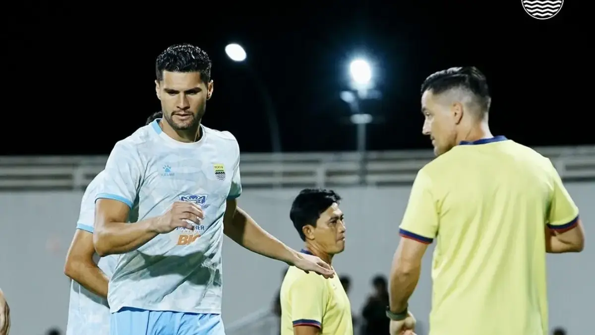 Persib Bandung melawan Persijap Jepara dengan taktik 4-3-3 di Stadion GBLA