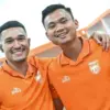 Mariano Peralta dan Juan Villa merayakan gol ke gawang Malut United di Stadion Segiri Samarinda