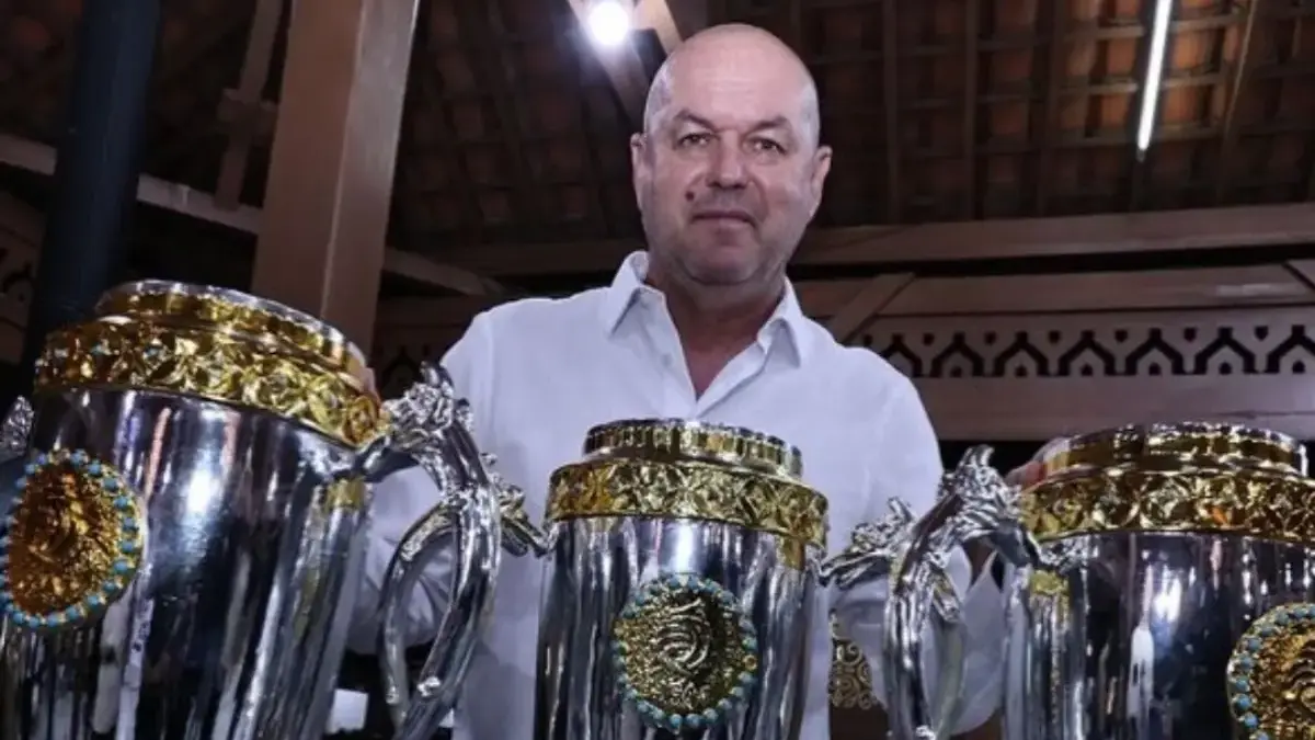 Bojan Hodak Resmi Tinggalkan Kursi Pelatih Persib, Jabat Technical Advisor dan Shareholder Bojan Hodak tersenyum sambil memegang trofi juara Liga 1