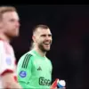 Kiper Ajax Amsterdam dan Timnas Indonesia