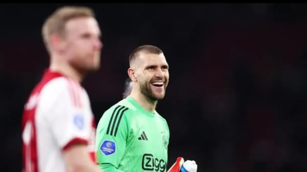 Kiper Ajax Amsterdam dan Timnas Indonesia