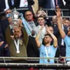 Pep Guardiola dan Kevin De Bruyne angkat trofi Piala FA di Wembley usai Man City kalahkan Chelsea