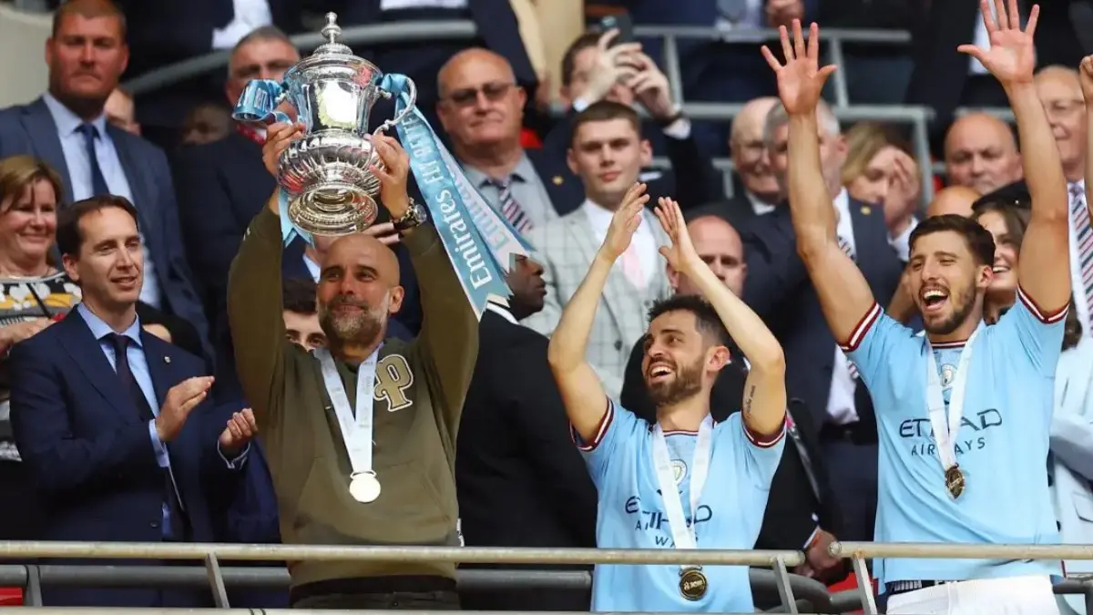 Pep Guardiola dan Kevin De Bruyne angkat trofi Piala FA di Wembley usai Man City kalahkan Chelsea