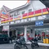 Suasana gerai Alfamart ramai