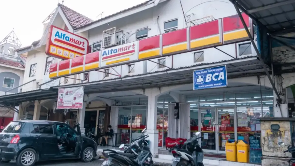 Tertarik Punya Alfamart Sendiri, Segini Biaya dan Balik Modal 2026 Suasana gerai Alfamart ramai