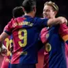 Lamine Yamal dan Frenkie de Jong berfoto bersama Robert Lewandowski