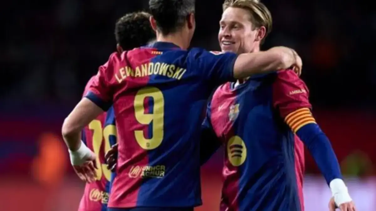 Lamine Yamal dan Frenkie de Jong berfoto bersama Robert Lewandowski