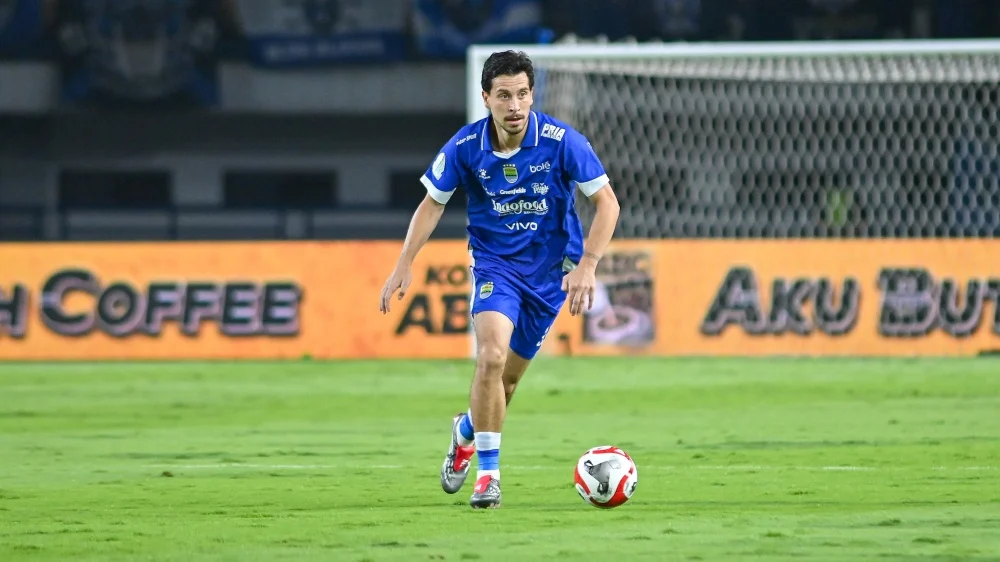 Debut Manis 'The Professor'! Thom Haye Ungkap Rahasia Persib Bandung Segel Gelar Juara Super League foto