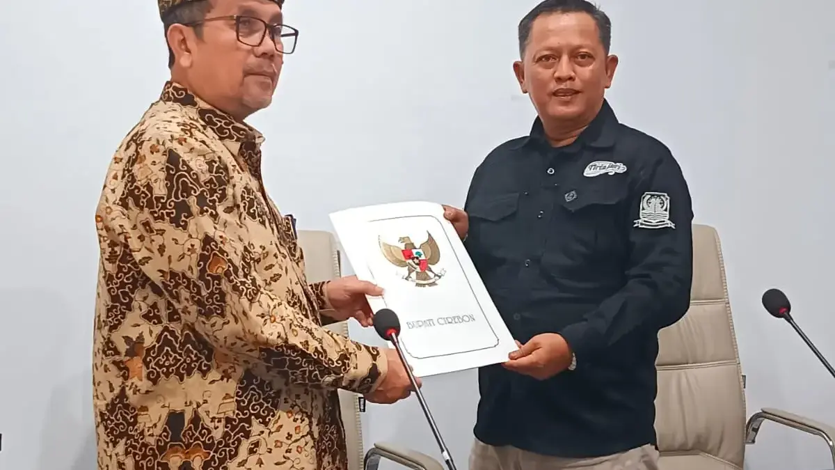 Bupati Serahkan SK Plt Dirut PDAM Tirta Jati, Tekankan Penambahan Sambungan Baru dan Penertiban Kebocoranra bupati serahkan sk plt dirut pdam tirta jati