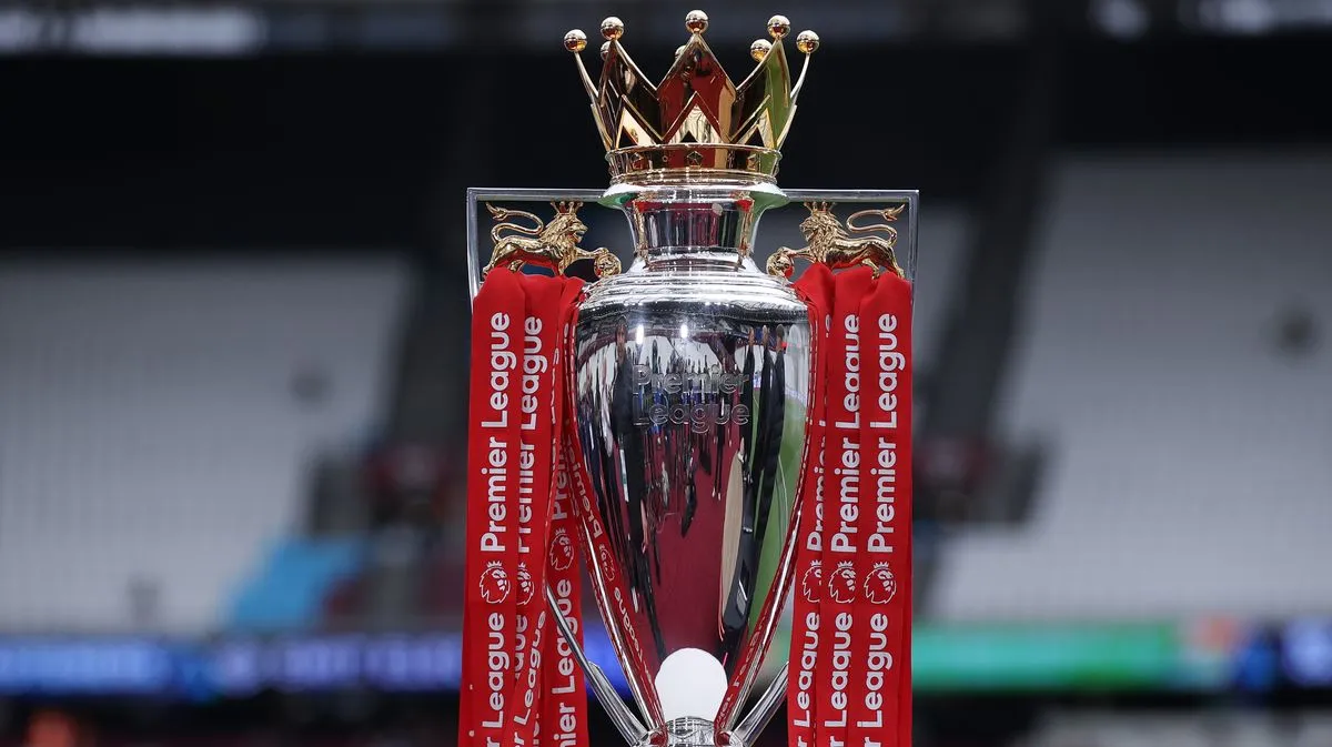 Trofi Premier League dari perak murni berkilau dengan latar belakang pita merah dan putih khas Arsenal