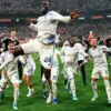 Pemain Aston Villa merayakan kemenangan dengan mengangkat trofi Liga Europa di tengah lapangan