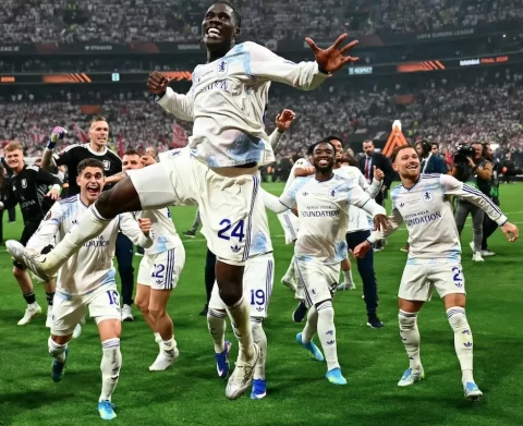 Pemain Aston Villa merayakan kemenangan dengan mengangkat trofi Liga Europa di tengah lapangan