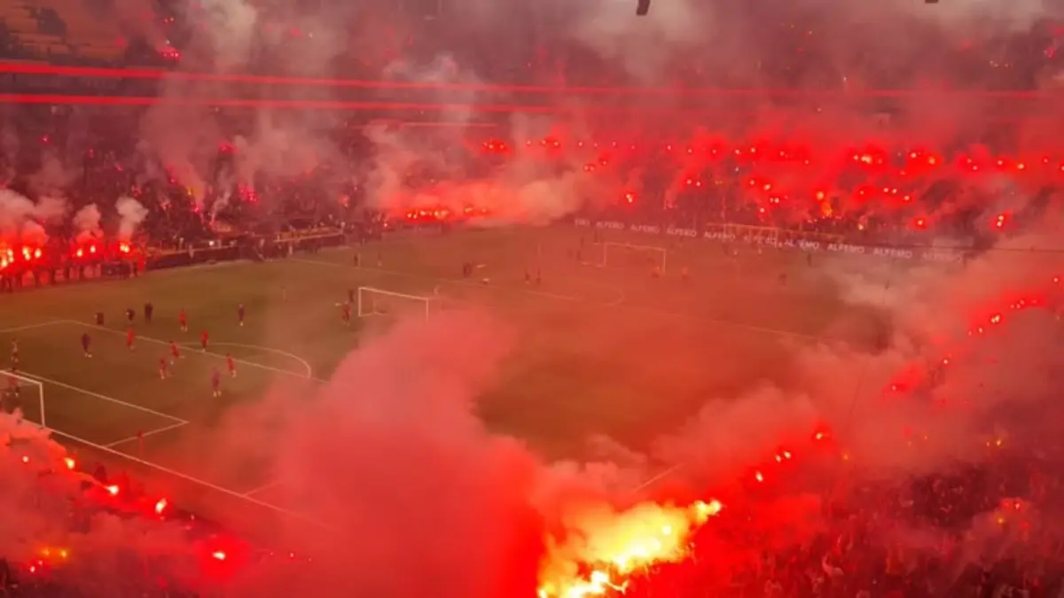 Pertandingan Persija Jakarta melawan Semen Padang pada sempat dihentikan sementara akibat flare.