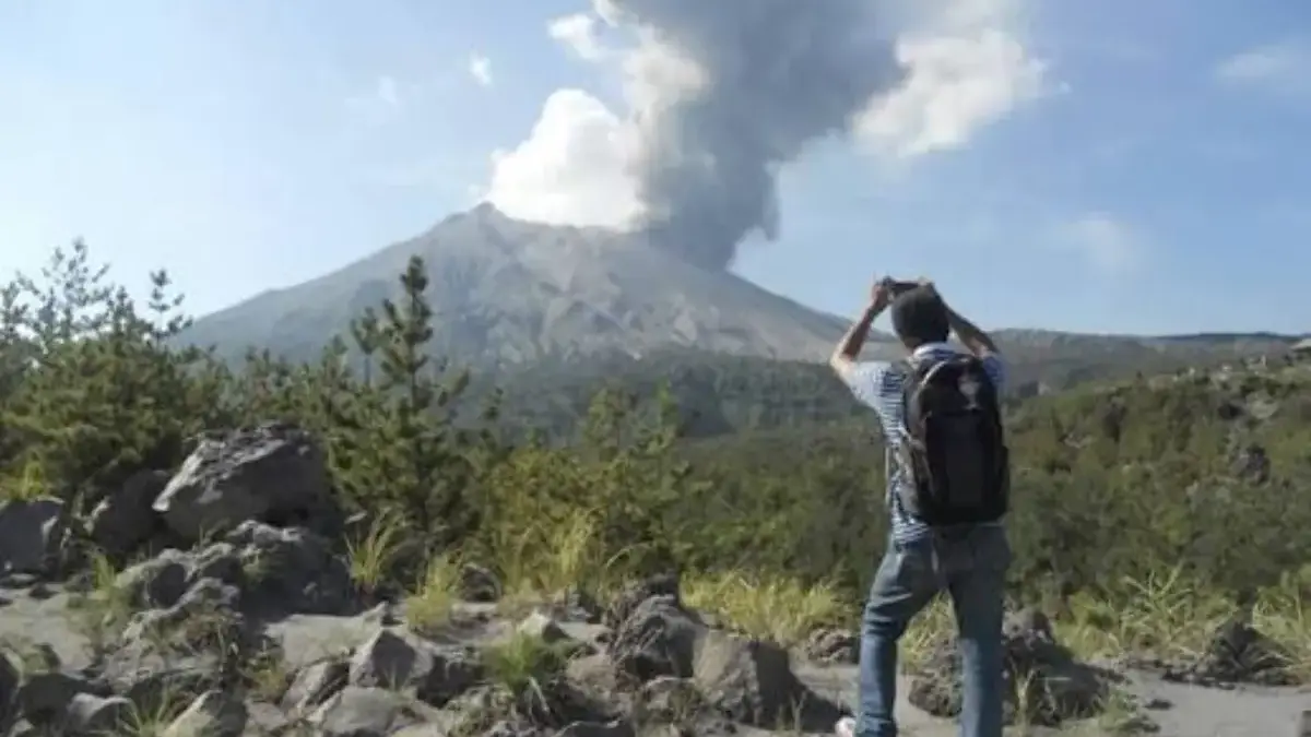 Warga Wajib Waspada! Ini Tips Jaga Kesehatan Saat Erupsi Dukono dan Cuaca Hujan Erupsi Dukono