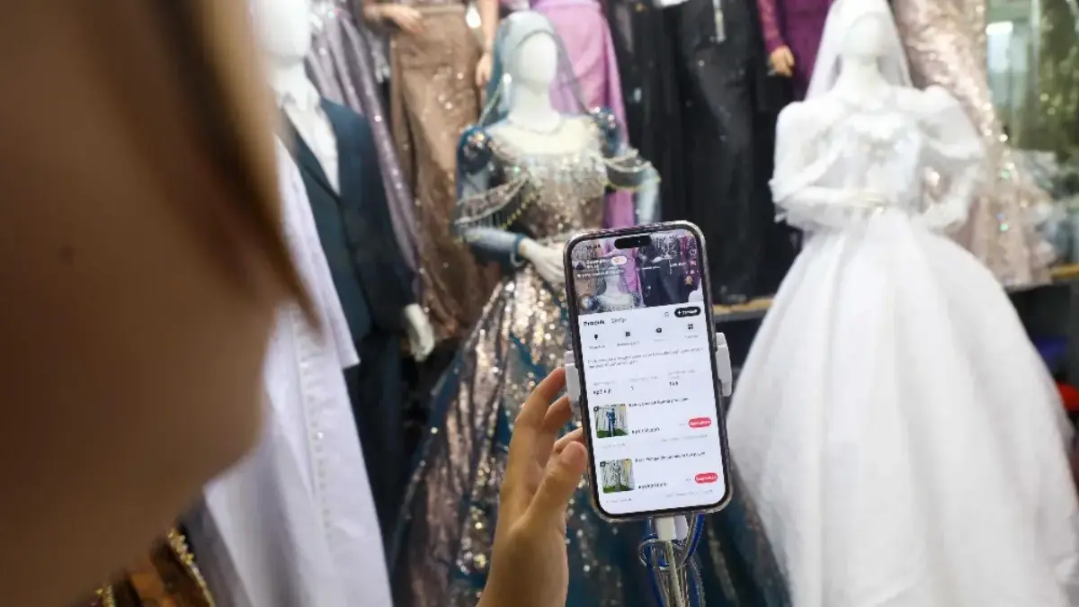 UMKM Ramai-Ramai Tinggalkan Shopee dan TikTok Shop, Benarkah Mengganggu Pertumbuhan E-Commerce? Pedagang menjual produk pakaian secara siaran langsung (live) melalui fitur Shop Tokopedia di aplikasi TikTok