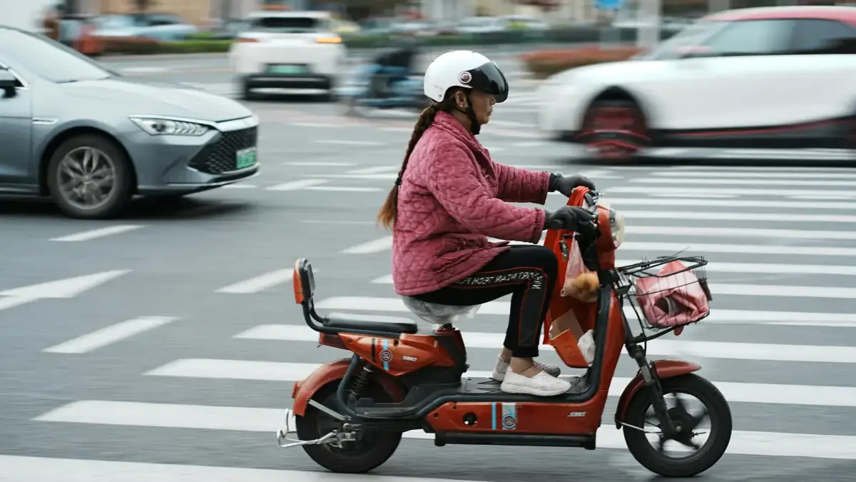 Penggunaan motor listrik di Indonesia terus meningkat, termasuk di wilayah Cirebon dan sekitarnya.