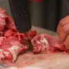 Dalam syariat Islam, ada beberapa ketentuan dasar yang harus diperhatikan saat membagikan daging kurban.