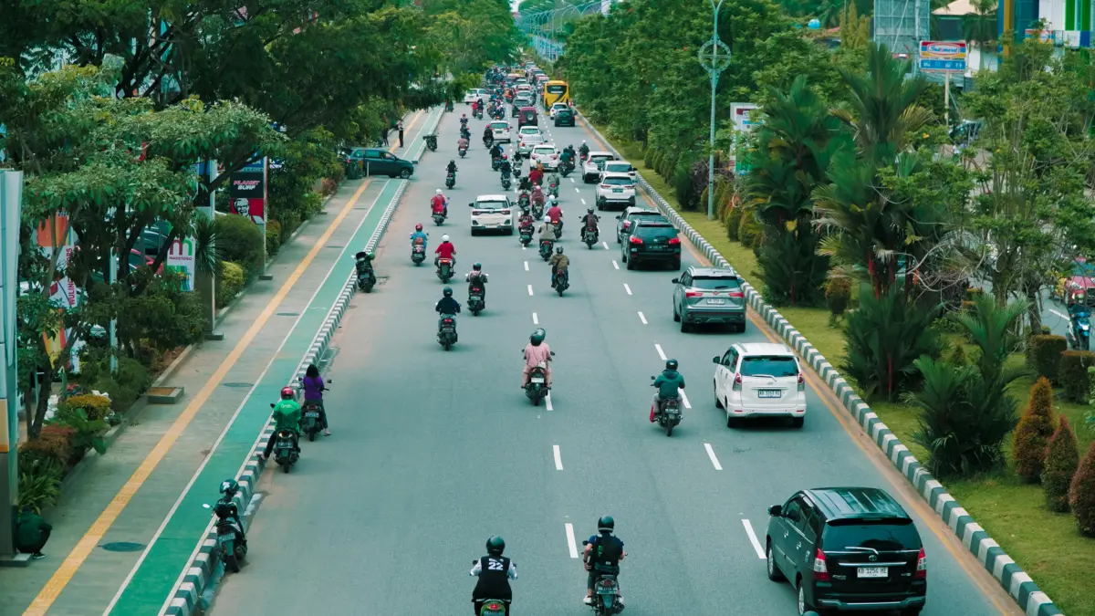 Kondisi lalu lintas di beberapa titik Kota Cirebon dan sekitarnya dilaporkan mengalami kepadatan.
