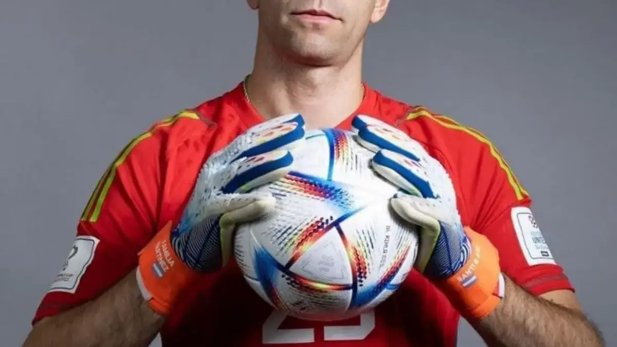 Jari Patah Tak Hentikan Emi Martinez! Kiper Argentina Jadi Tembok Aston Villa di Final Liga Europa Emi Martinez