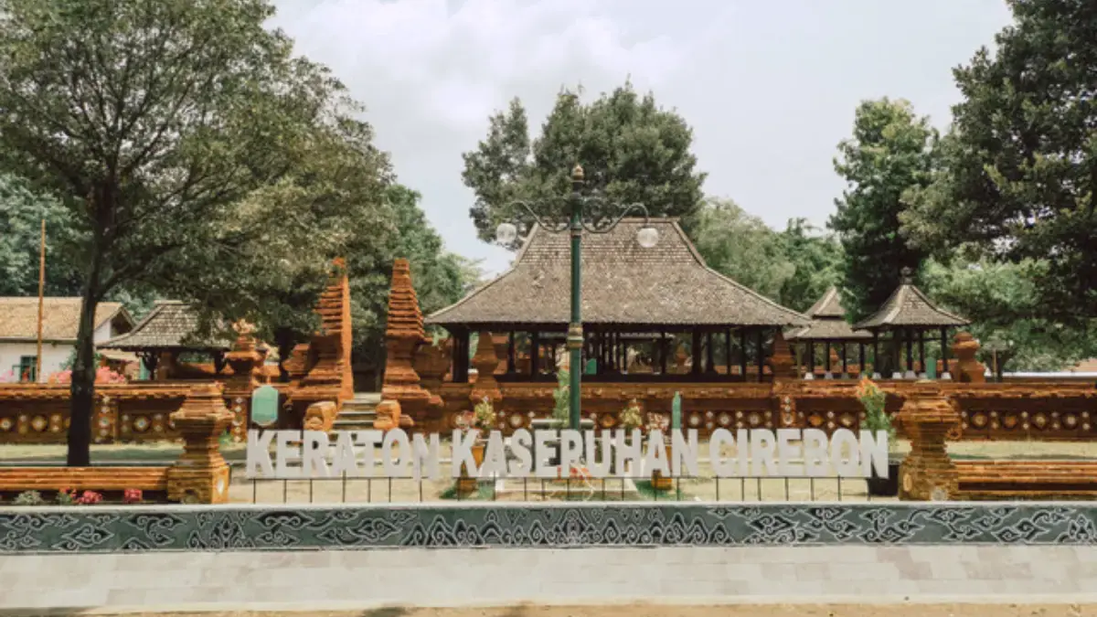 Harga Tiket Masuk Keraton Kasepuhan Cirebon Terbaru 2026: Cuma Rp10.000-Rp30.000! Gerbang utama Keraton Kasepuhan Cirebon