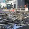 Pengendara sepeda motor yang masih menggunakan knalpot brong perlu mengetahui konsekuensi hukum.