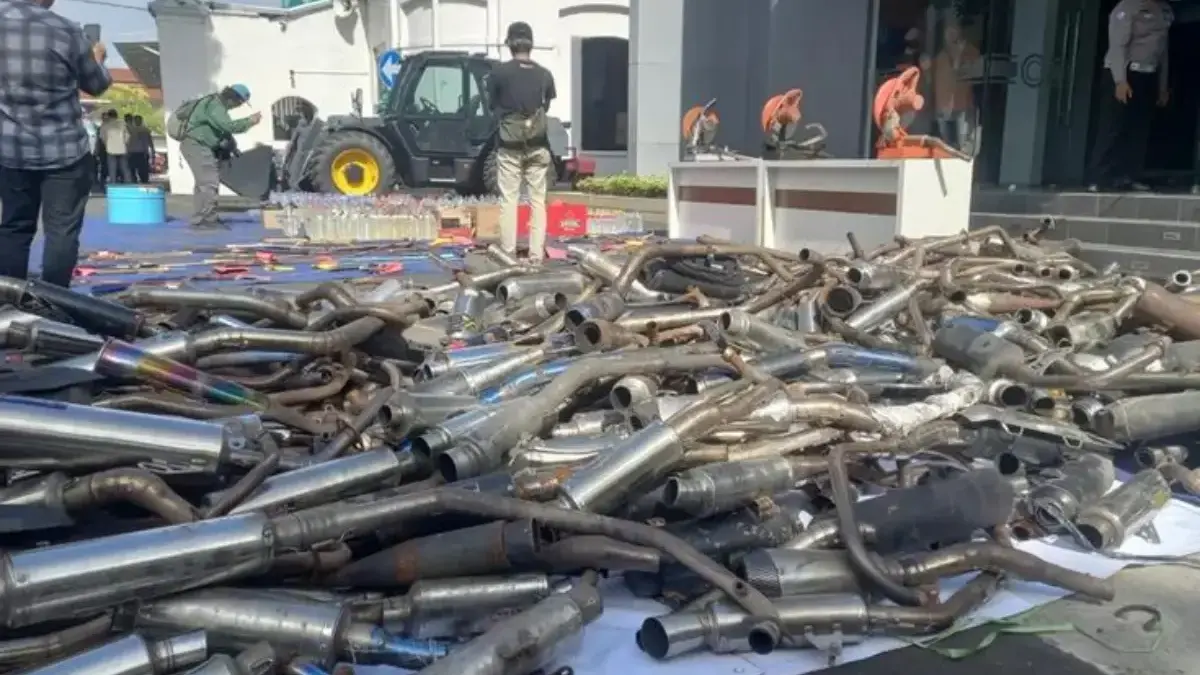 Pengendara sepeda motor yang masih menggunakan knalpot brong perlu mengetahui konsekuensi hukum.
