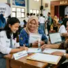 Siswa dan orang tua sedang mengurus daftar ulang di sekolah