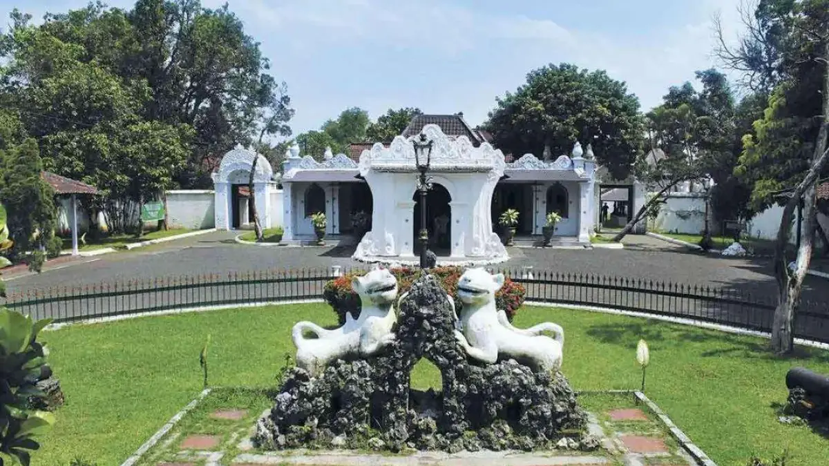 7 Tempat Wisata Terbaik di Cirebon yang Wajib Dikunjungi, Ada Keraton hingga Empang Lobster! Keraton kesepuhan