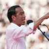 Jokowi akan segera mengenakan jaket PSI sebagai simbol resmi bergabung.