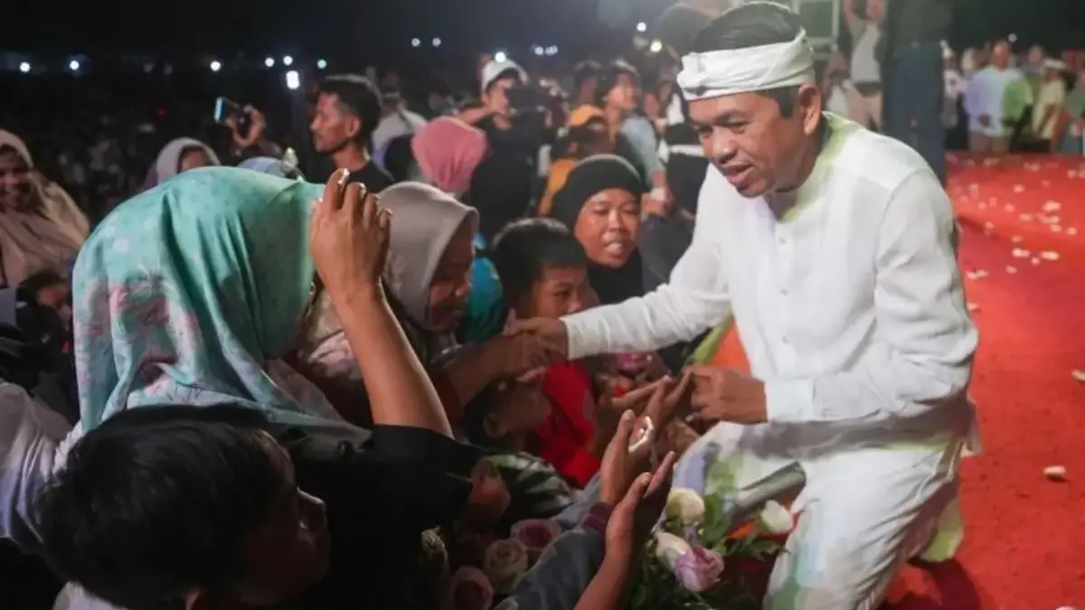 Dedi mengatakan, pemerintah masih belum mampu menyediakan sekolah negeri.