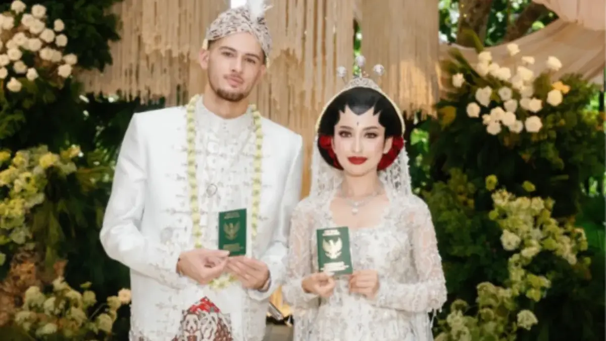 Kabar bahagia datang dari pasangan aktris Jennifer Coppen dan pesepakbola Justin Hubner.
