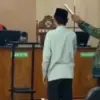 Ustaz Abdul Somad (UAS) hadir sebagai saksi meringankan atau a de charge bagi terdakwa Gubernur Riau nonaktif.
