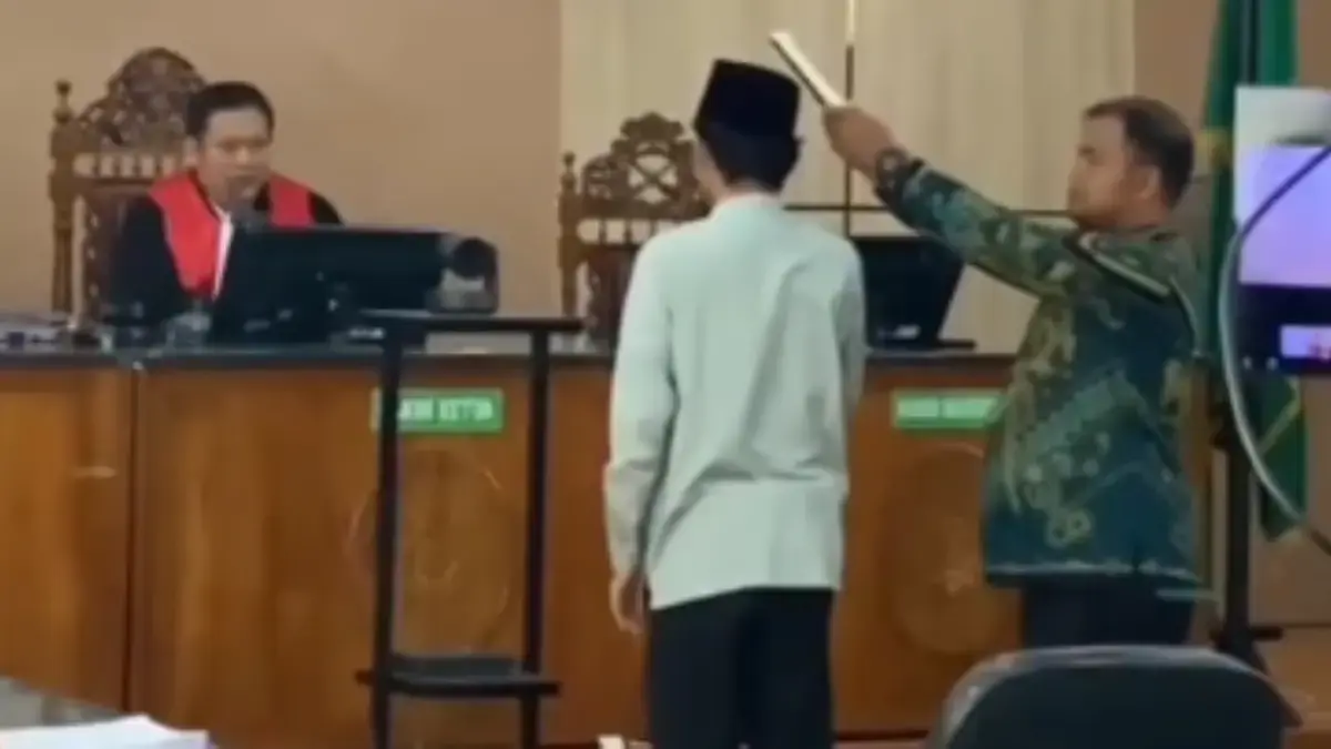 Pertama Kali Jadi Saksi di Pengadilan, UAS Bela Abdul Wahid dengan Kesaksian Emosional Ustaz Abdul Somad (UAS) hadir sebagai saksi meringankan atau a de charge bagi terdakwa Gubernur Riau nonaktif.