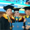 Ashanty, Anang Hermansyah, dan Azriel Hermansyah sama-sama merayakan keberhasilan pendidikan mereka.