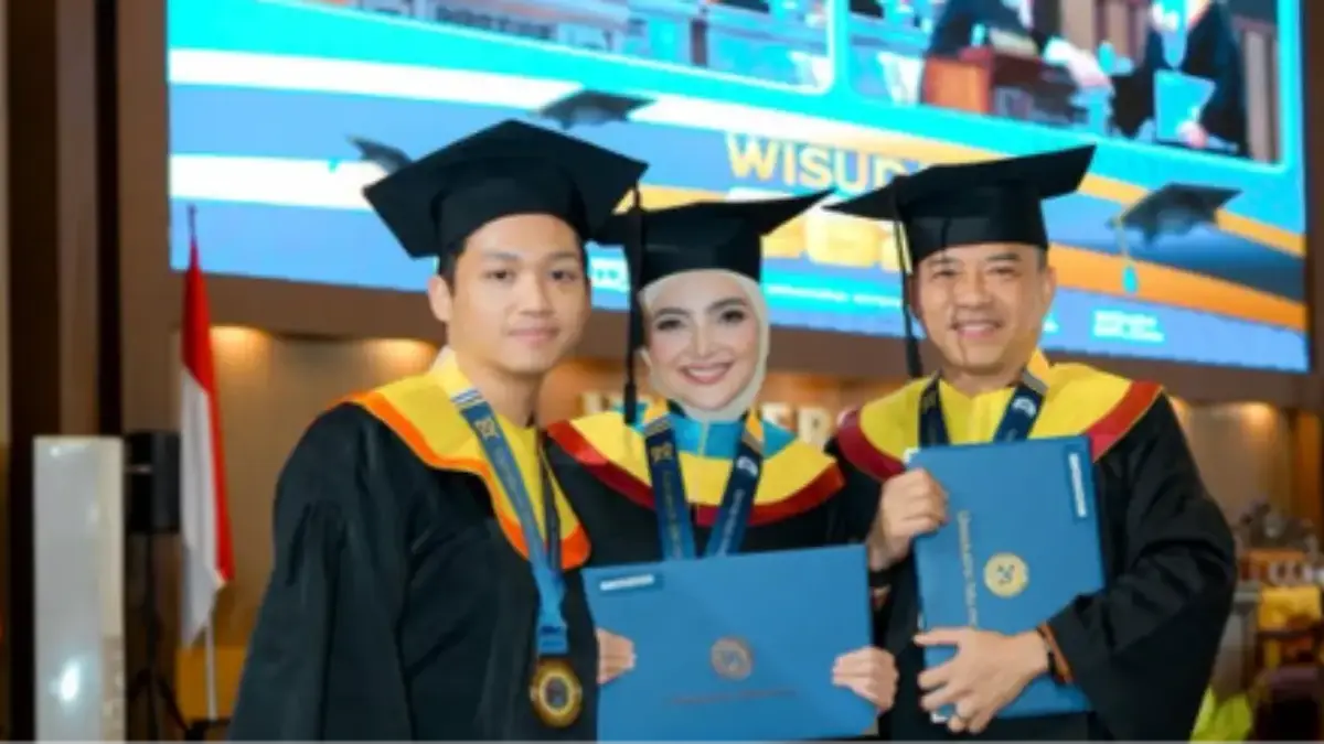 Ashanty Resmi Raih Gelar Doktor, Wisuda Bersama Anang dan Azriel Setelah Lewati Masa Sulit Ashanty, Anang Hermansyah, dan Azriel Hermansyah sama-sama merayakan keberhasilan pendidikan mereka.