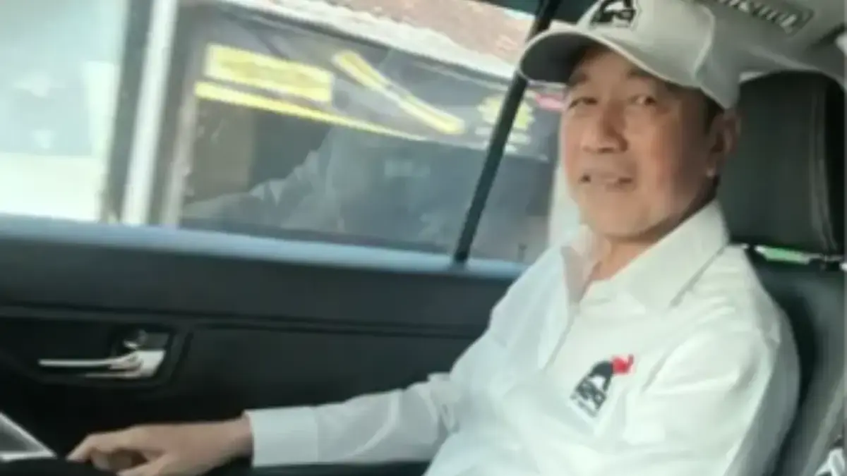Setibanya di Bandara Raden Inten II, Jokowi langsung menghampiri para relawan yang telah menunggu.