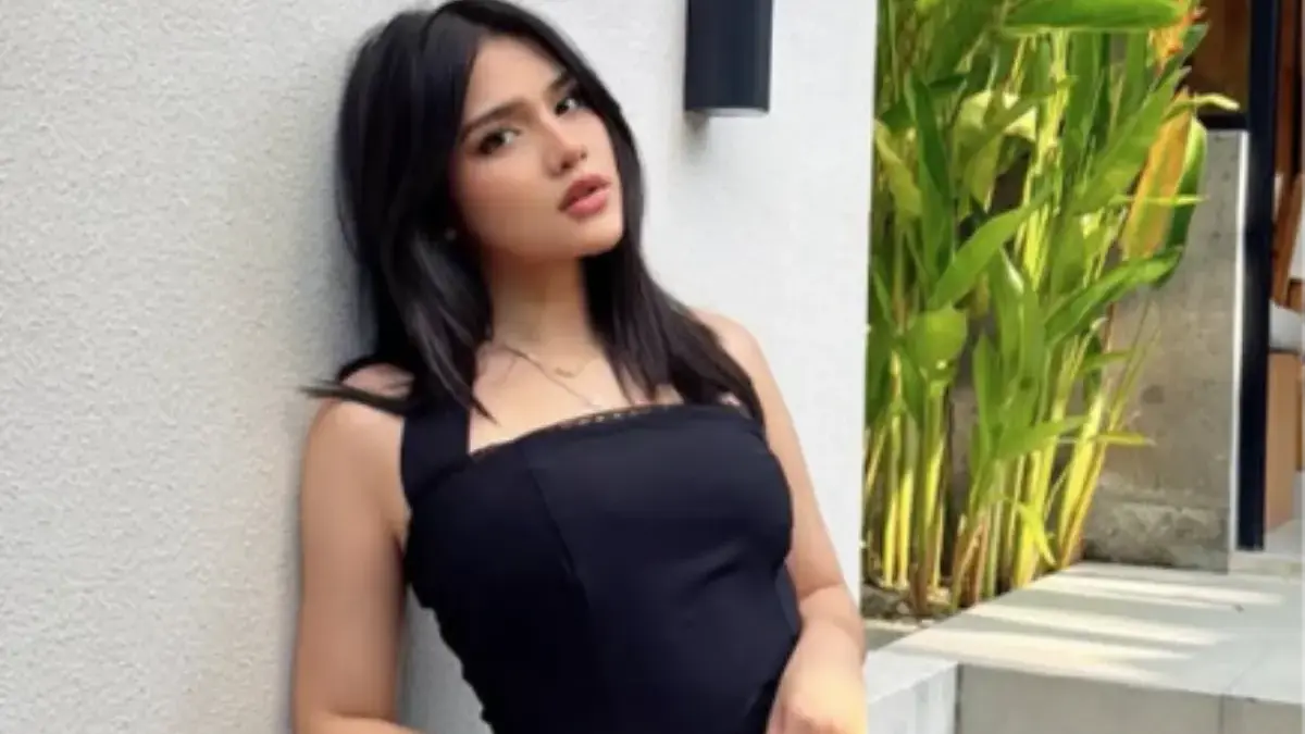Aktris Davina Karamoy membagikan kisah yang masih membekas dalam ingatannya sejak masa remaja.