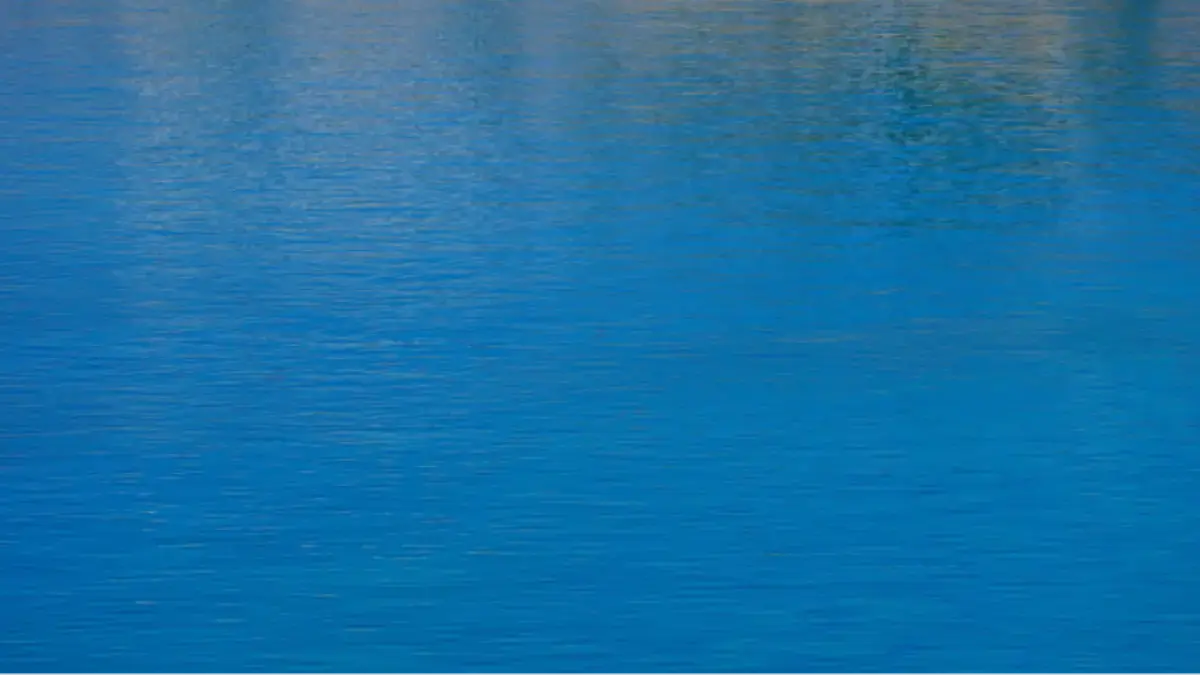 Biru identik dengan langit dan lautan yang memberikan kesan tenang, luas, serta menenangkan.