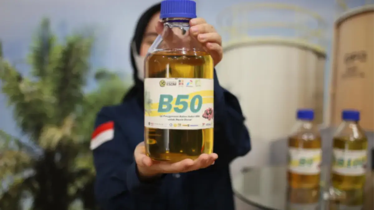 B50 merupakan bahan bakar diesel yang terdiri dari campuran 50 persen minyak kelapa sawit dan 50 persen solar.