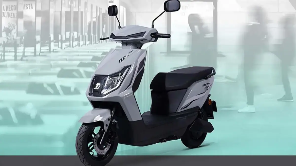 Harga Motor Listrik Subsidi Cirebon 2026: Bisa Dapat Diskon Rp7 Juta! Deretan motor listrik subsidi di showroom Cirebon dengan stiker harga promo