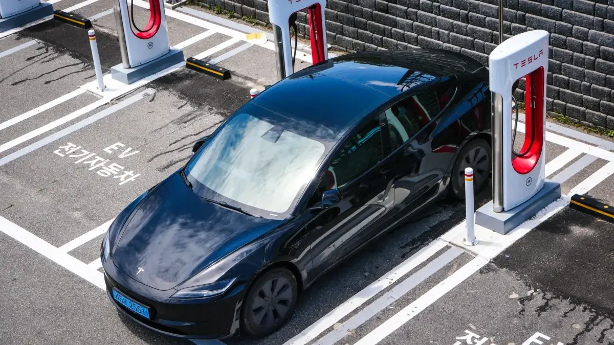 Beralih dari kendaraan berbahan bakar fosil ke electric vehicle , bukan hanya soal mengganti jenis kendaraan.
